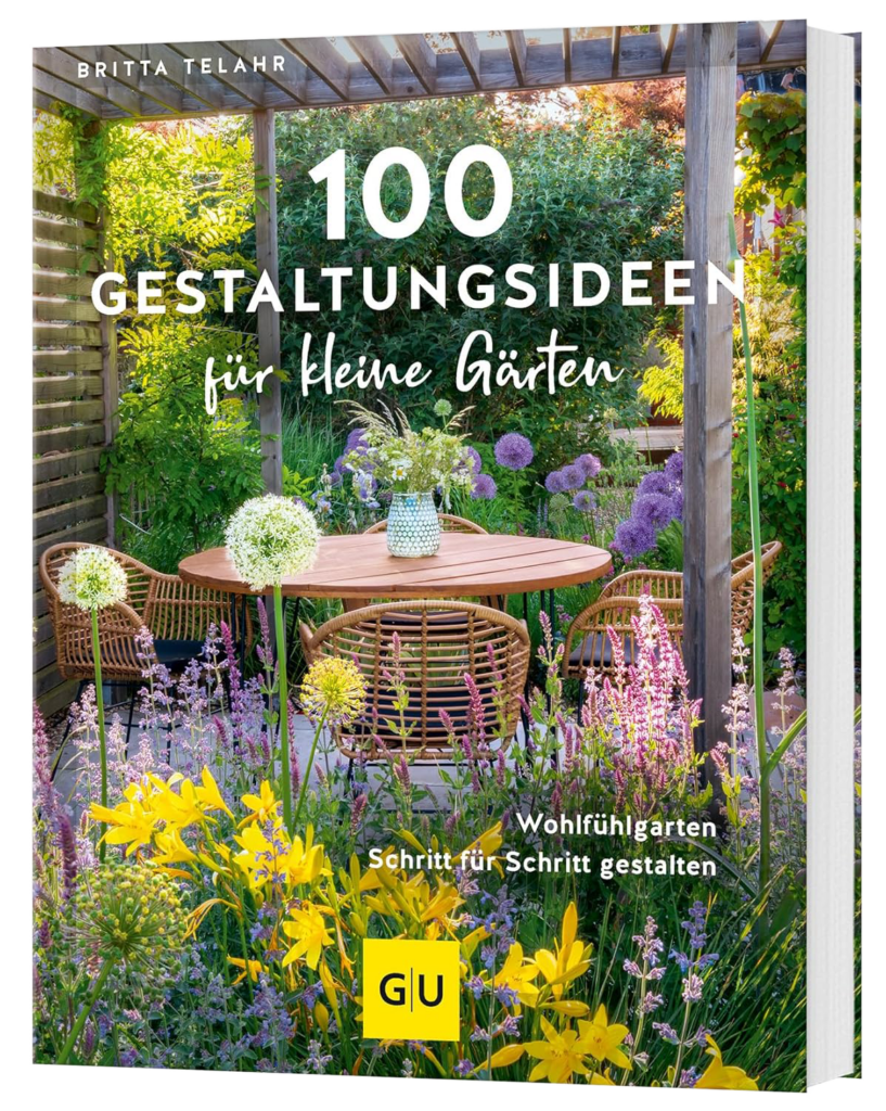 Buchcover mit dem Titel "100 Gestaltungsideen für kleine Gärten", darauf eine inspirierende Gartenszene: runder Holztisch, Stühle, üppige Bepflanzung, lila und gelbe Blüten - perfekt für professionelle Gartenplanung im Münsterland.