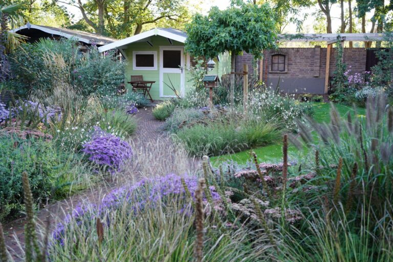 Nachherbild: Garten (fast) ohne Rasen | Pflanzkonzept