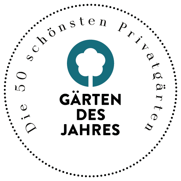 Ein rundes Abzeichen mit einem Baum-Icon oben und dem Schriftzug "GÄRTEN DES JAHRES". Am Rand steht "Die 50 schönsten Privatgärten" - ein Symbol für Inspiration in der professionellen Gartenplanung, Pflanzplanung und Gartengestaltung im Münsterland.